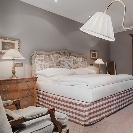 Schlosshotel Berlin Exteriör bild A bed with a bed skirt