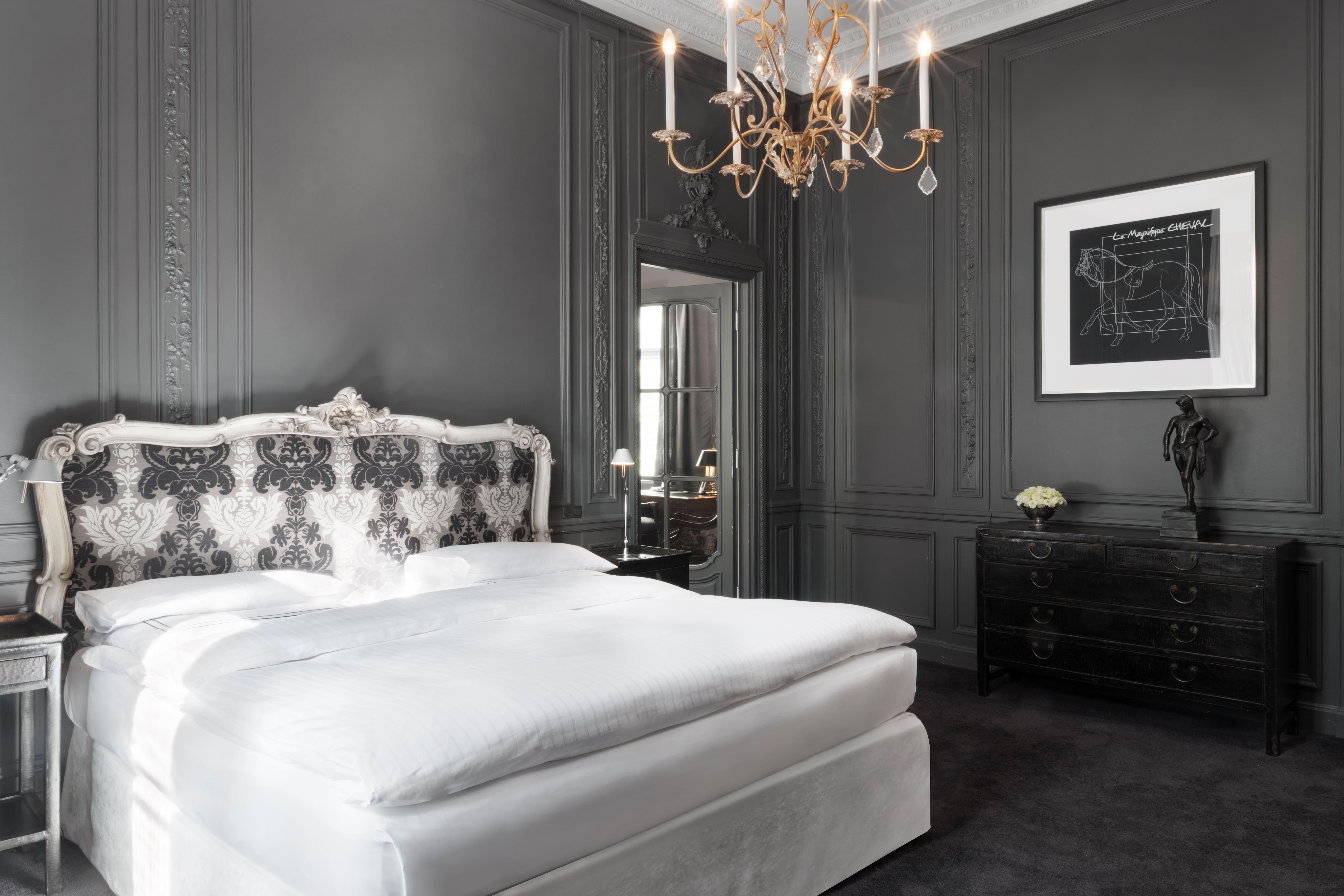 Schlosshotel Berlin Exteriör bild A bedroom at the Hotel de Ville
