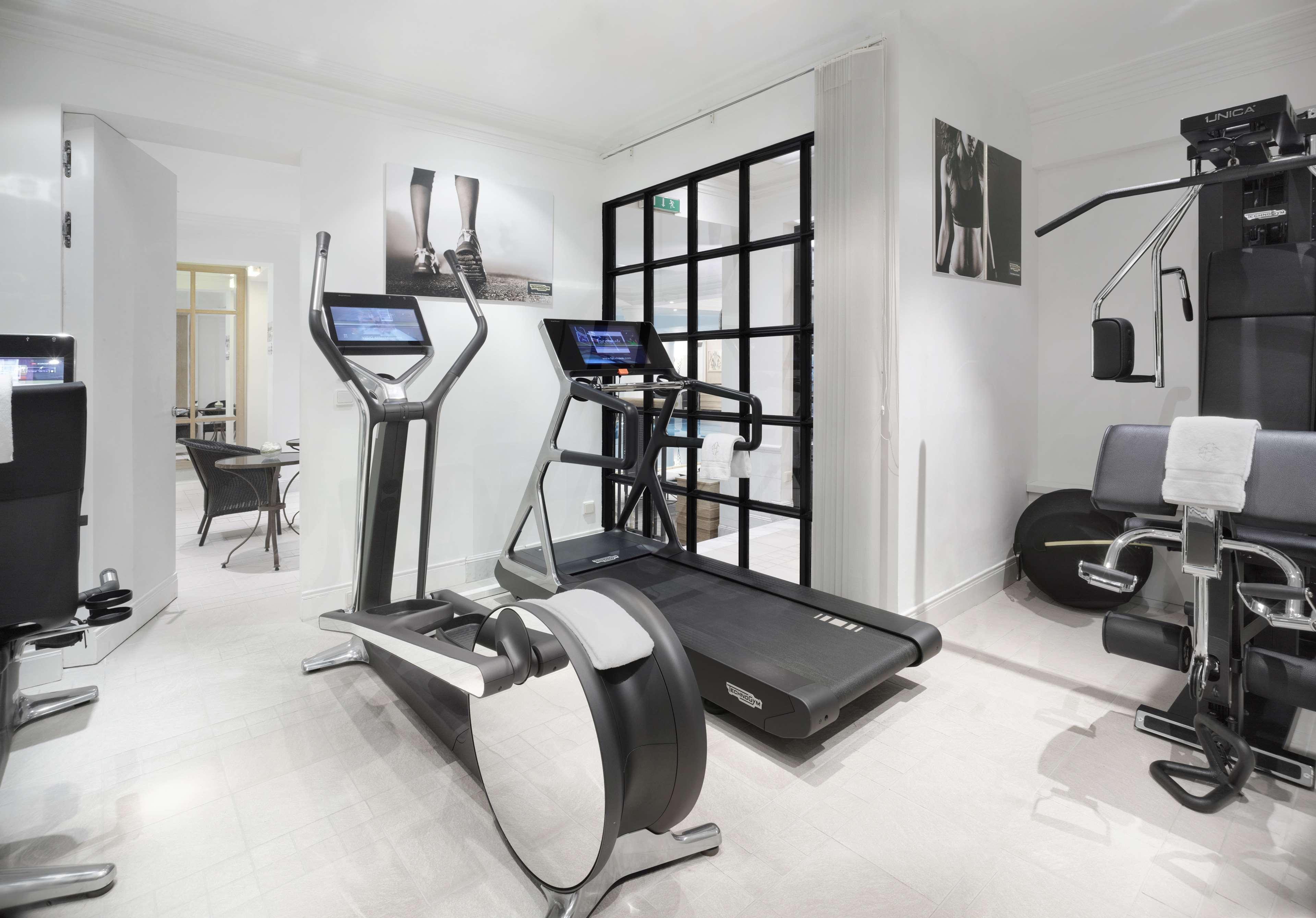 Schlosshotel Berlin Exteriör bild A private gym