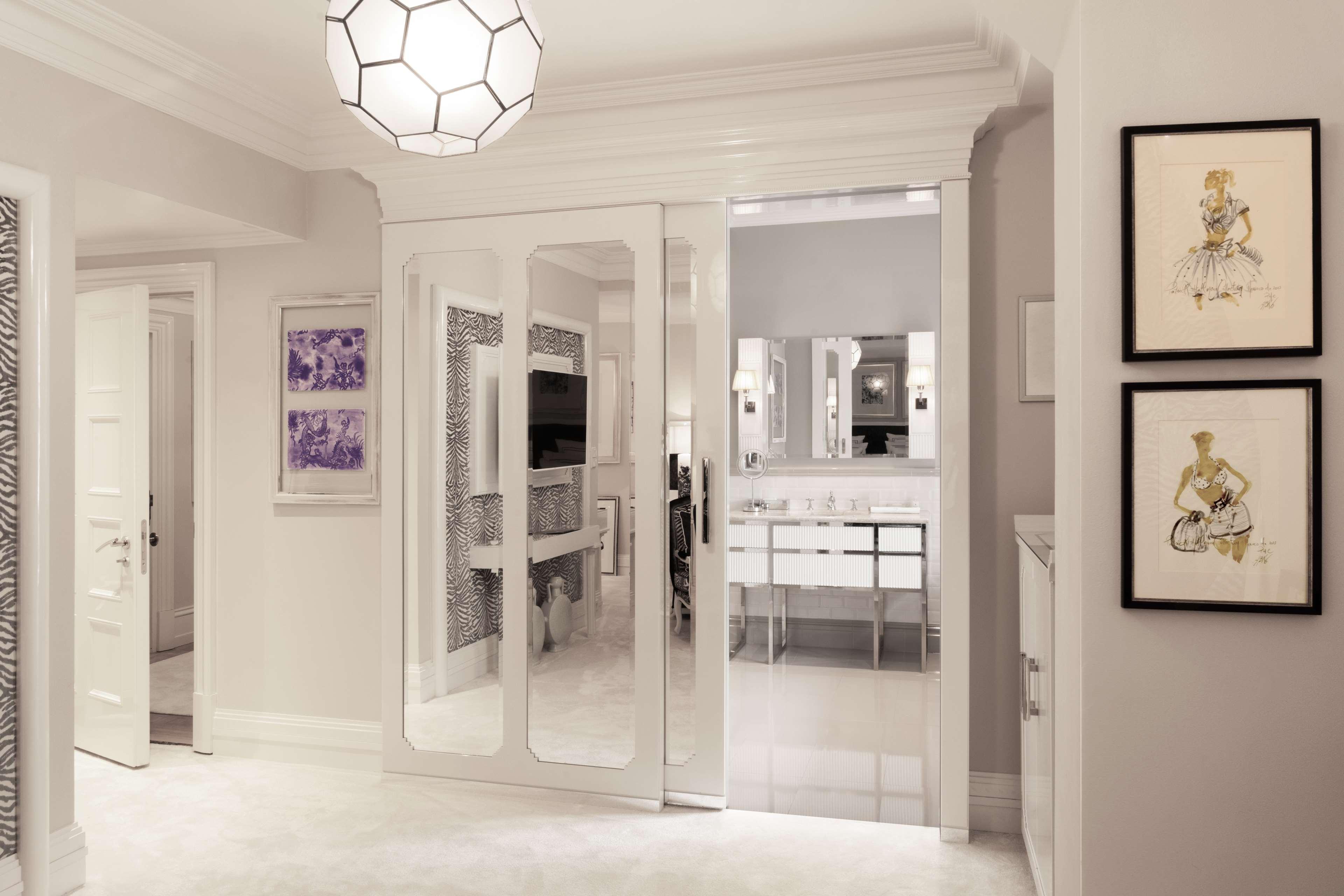 Schlosshotel Berlin Exteriör bild A mirrored interior door