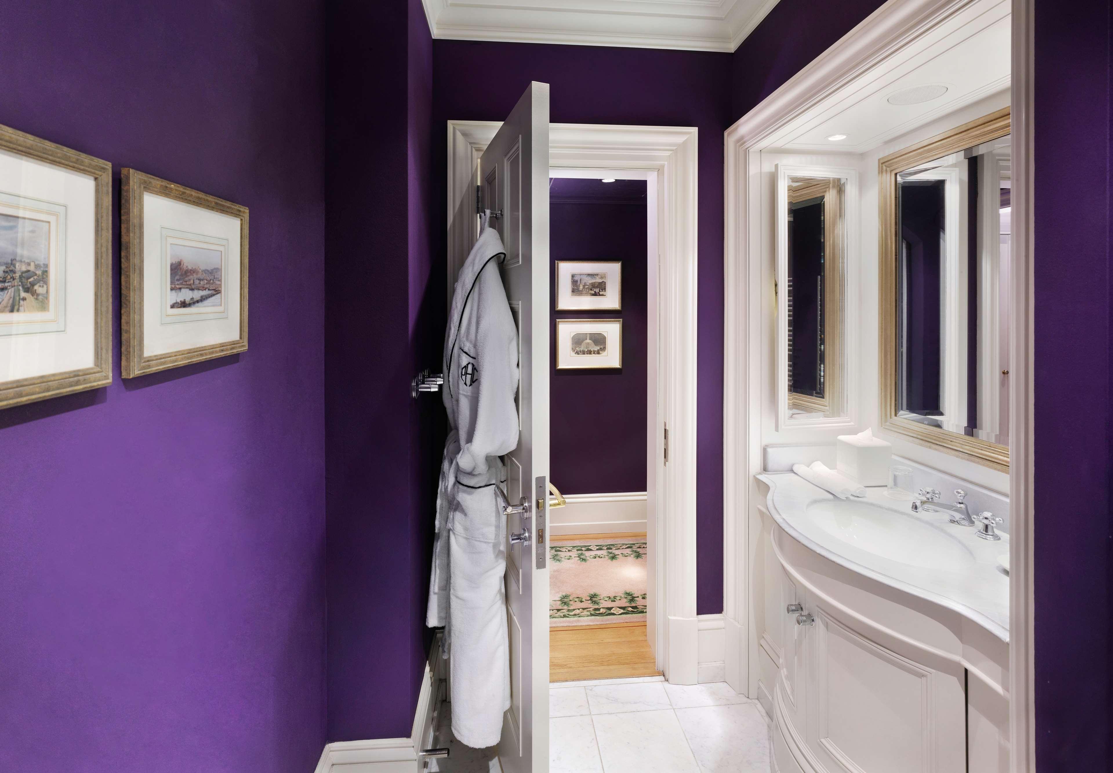 Schlosshotel Berlin Exteriör bild A purple bathroom