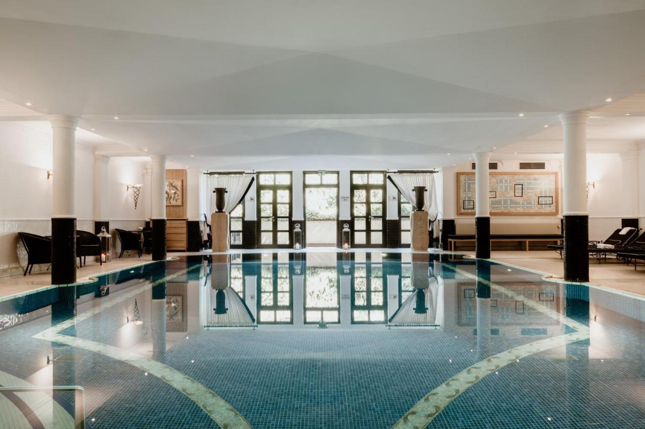 Schlosshotel Berlin Exteriör bild The swimming pool at the hotel