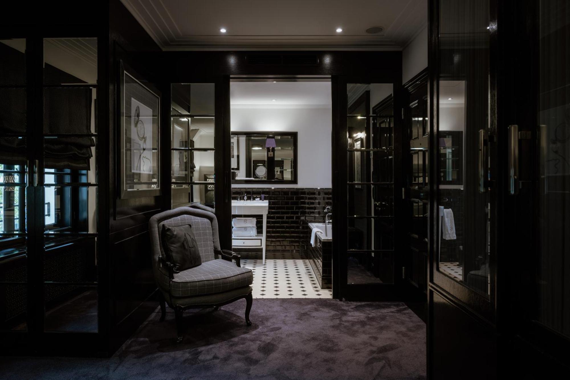 Schlosshotel Berlin Exteriör bild The bathroom of a suite at The Ivy Hotel