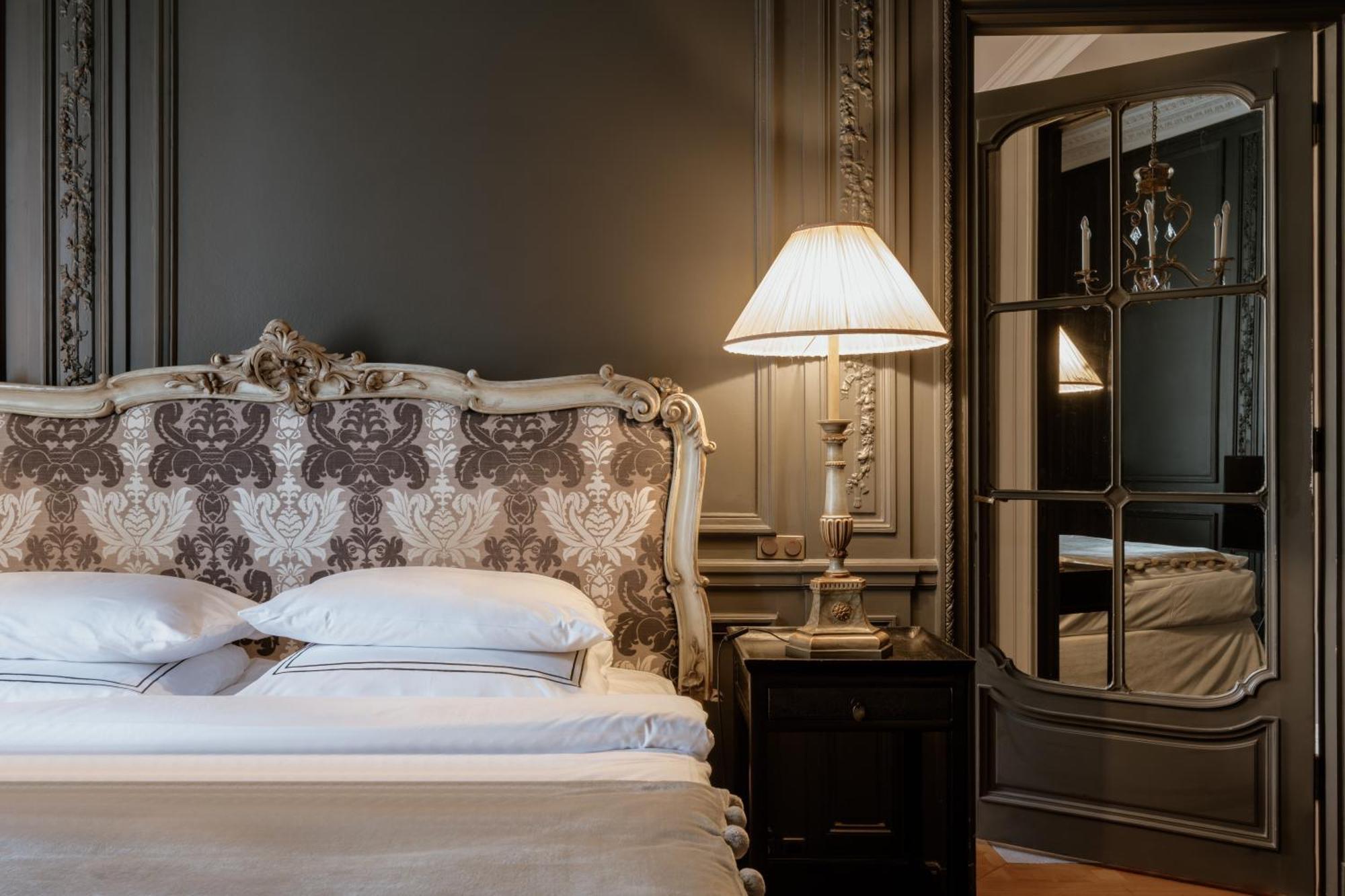 Schlosshotel Berlin Exteriör bild A bedroom at the hotel