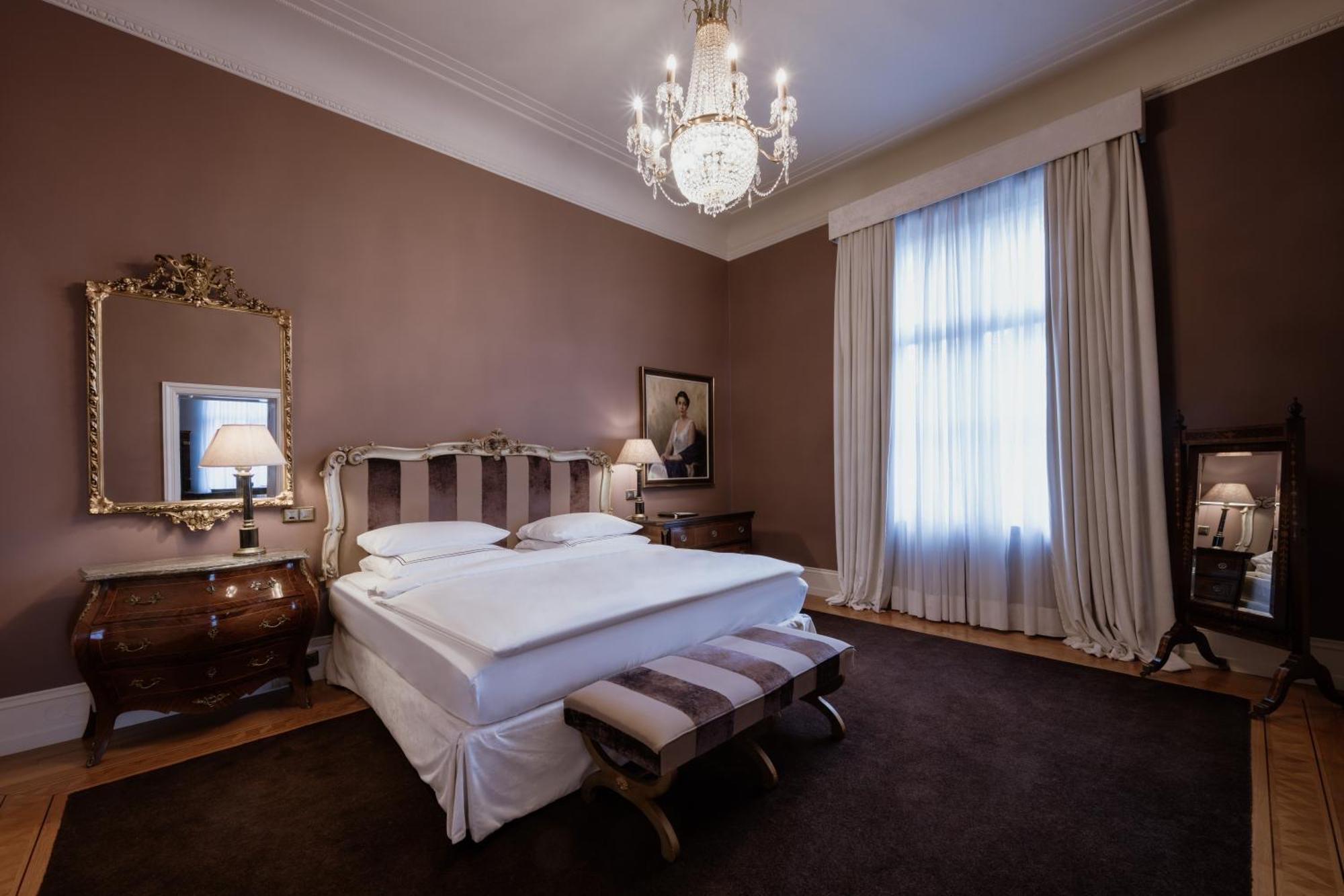 Schlosshotel Berlin Exteriör bild A room at the hotel