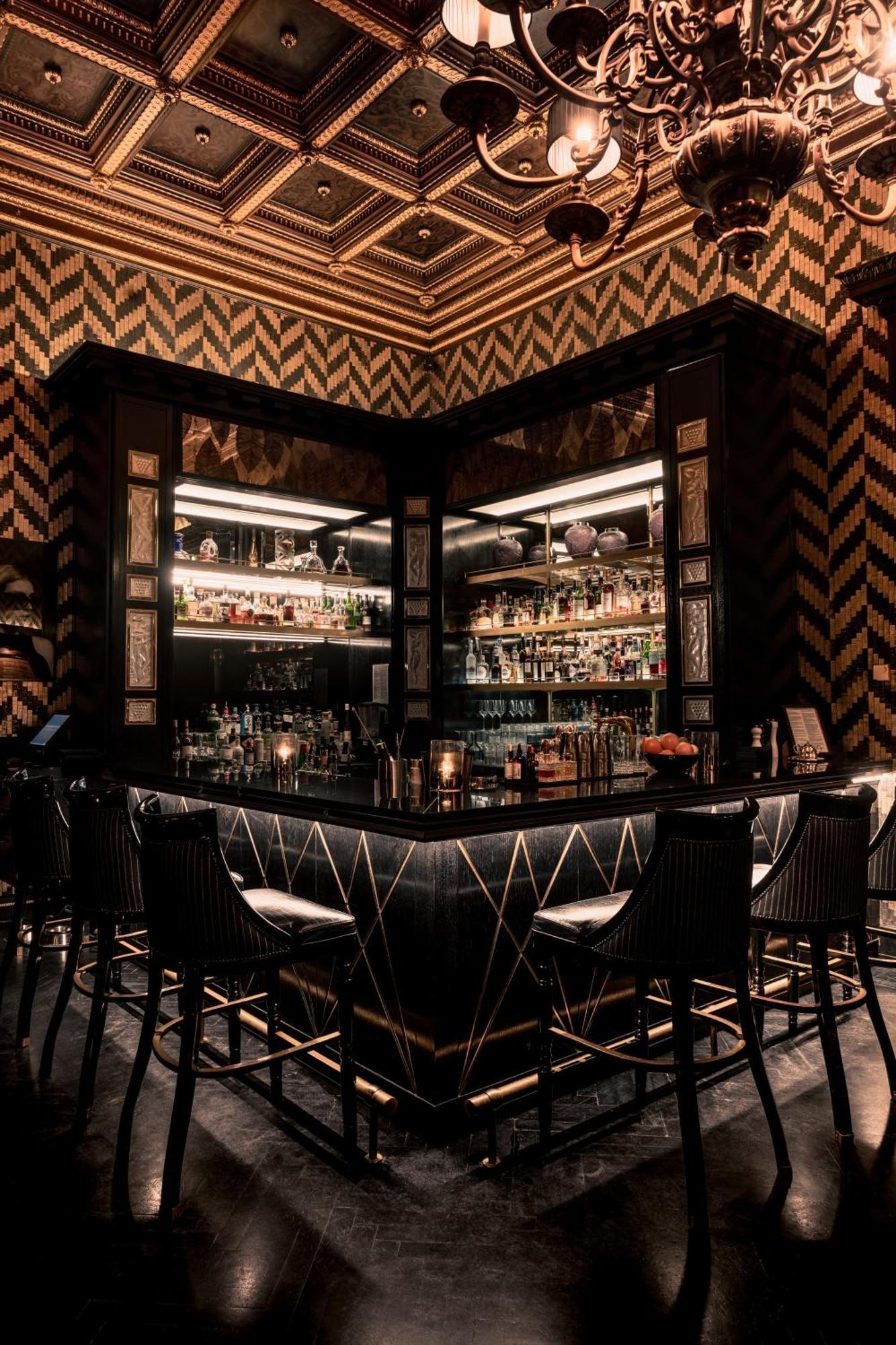 Schlosshotel Berlin Exteriör bild The bar at the London Edition