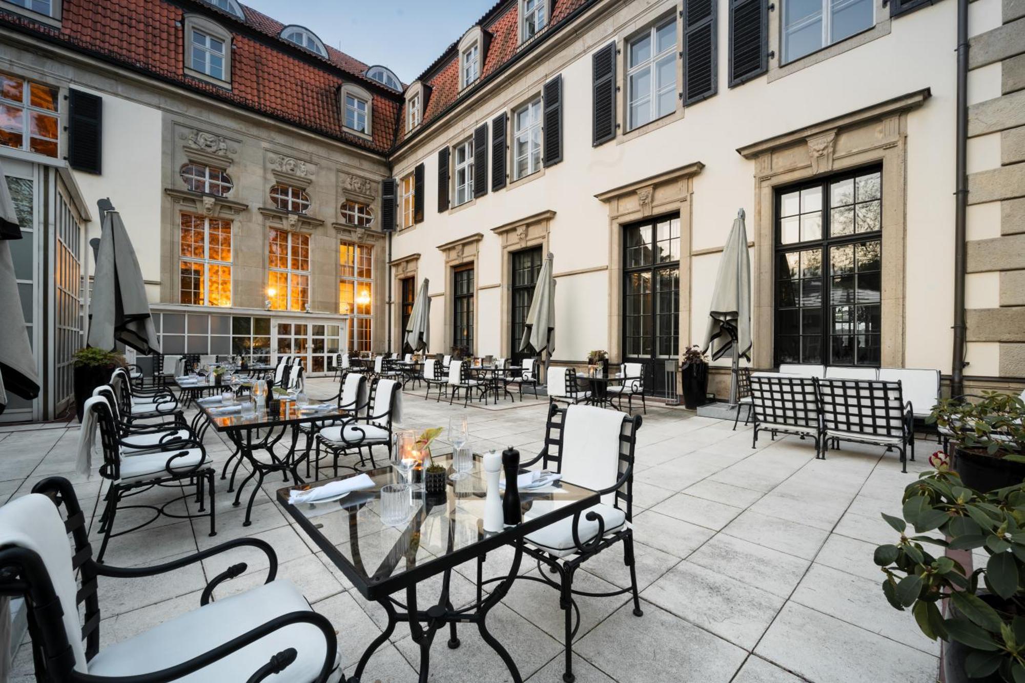 Schlosshotel Berlin Exteriör bild The courtyard of the hotel