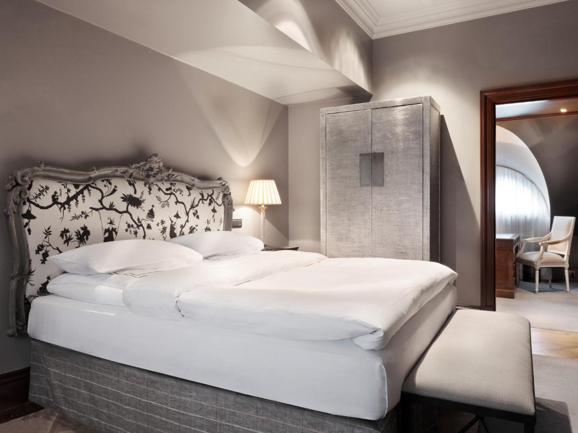 Schlosshotel Berlin Rum bild A room at the Mandarin Oriental